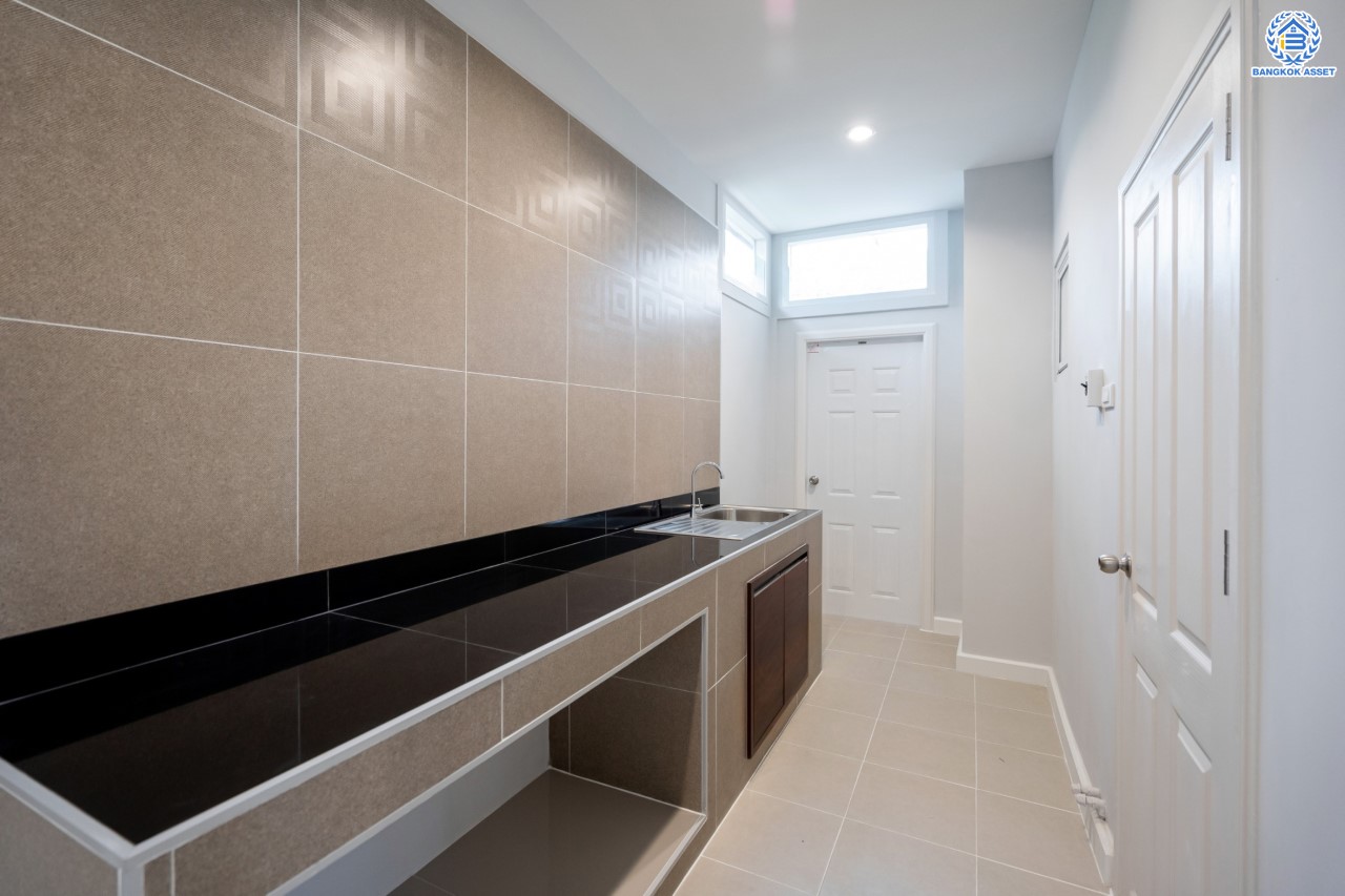 บ้านมือสองตกแต่งใหม่ ม.นนทรี5 พระราม5 เนื้อที่ 60 ตร.ว. ฟังก์ชัน 3 ห้องนอน 3 ห้องน้ำ 1 ห้องอเนกประสงค์ 1 ห้องแม่บ้านพร้อมห้องน้ำในตัว จอดรถได้ 2 คัน บนสุดยอดทำเล! ใกล้รถไฟฟ้า "สถานีแยกติวานนท์" และทางด่วน"ศรีรัช" ขับรถเพียง 5 นาที ก็ถึงวงเวียนพระราม5 ที่เชื่อมต่ออีกหลายหลายเส้นทางได้อย่างรวดเร็ว